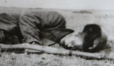 Preview: altes Foto - gefallener Soldat -  Land .?